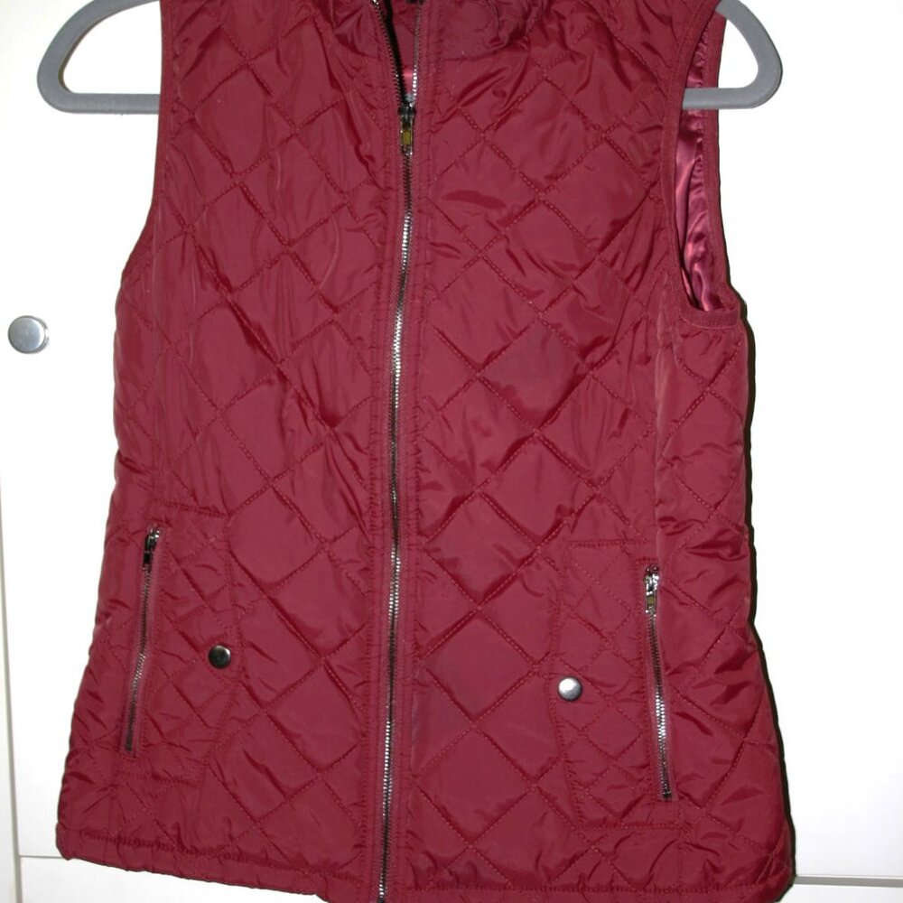 WOMEN'S QUILTED BURGUNDY VEST SIZE SMALL